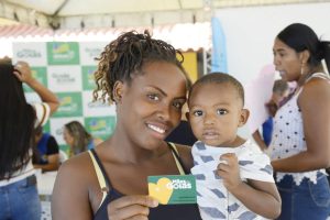 Governo de Goiás entregou 4.269 cartões dos programas Mães de Goiás e Dignidade, no primeiro semestre do ano, em 57 municípios